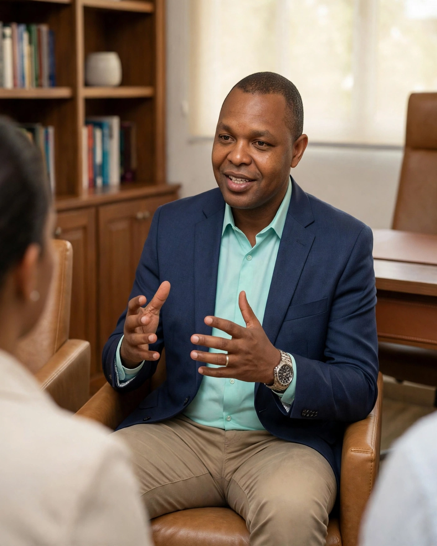 El Lic. Miguel Martínez V. conversando en la oficina de PsicoDominicana